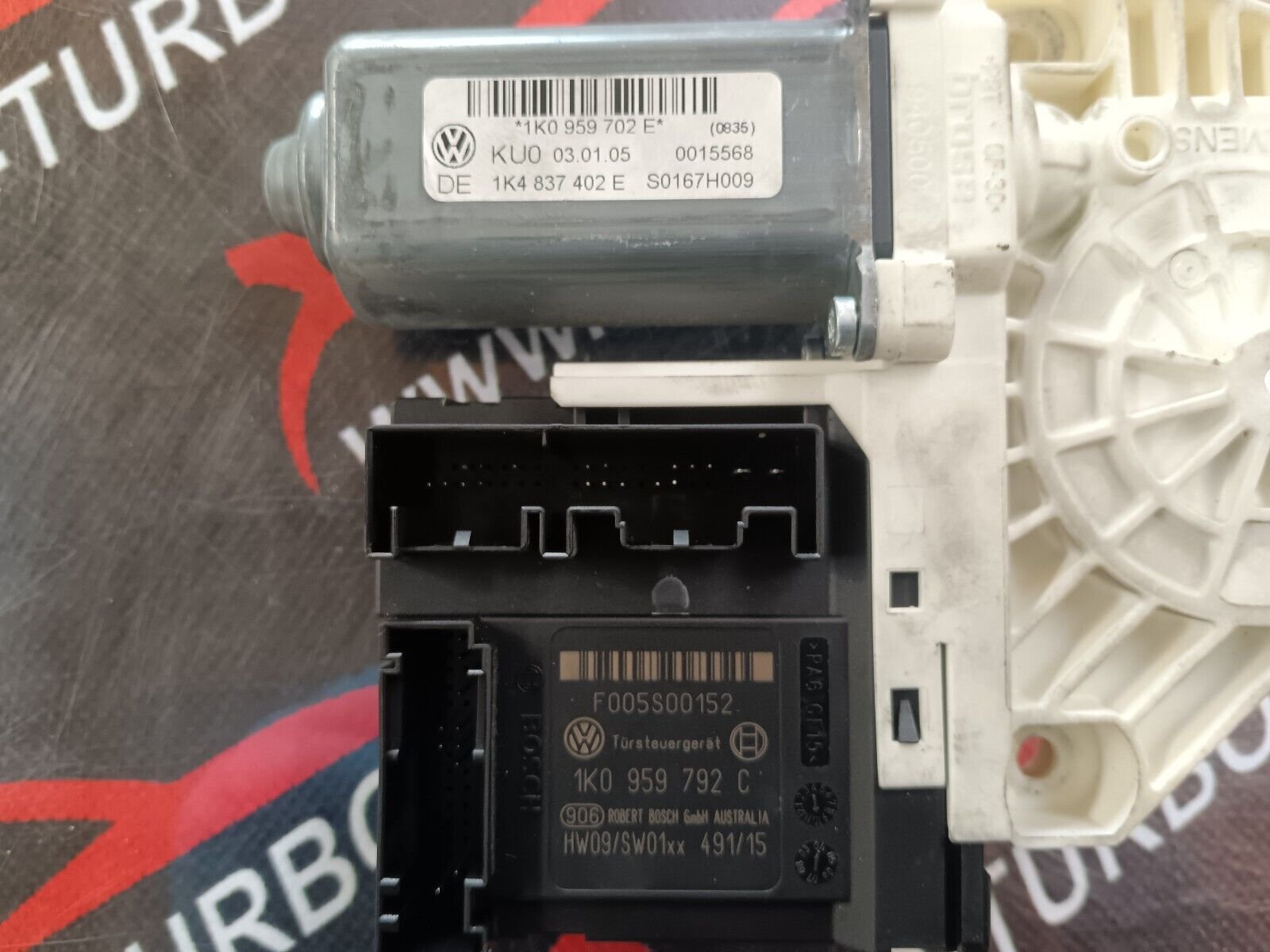 MOTEUR LEVE VITRE AVANT DROIT VOLKSWAGEN GOLF V REFERENCE: 1K4837402E