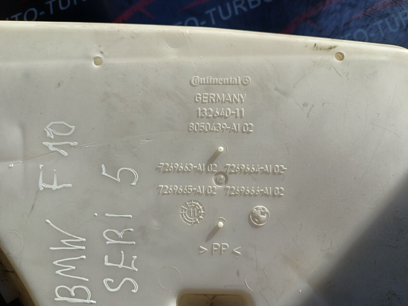 RESEERVOIR LAVE GLACE  BMW SERIE 5 F10 REFERENCE: 8050439