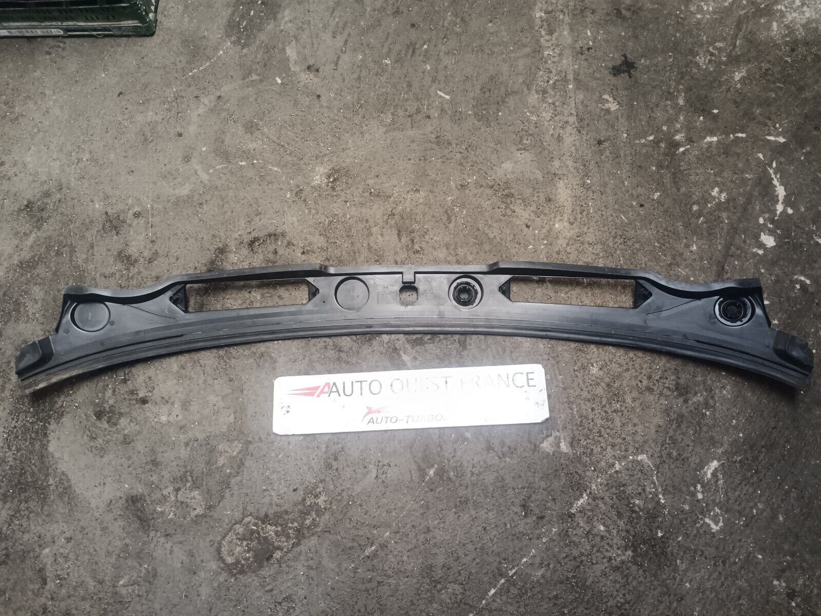 BAIE DE PARE-BRISE BMW SERIE 1 E87 REFERENCE: 15677210