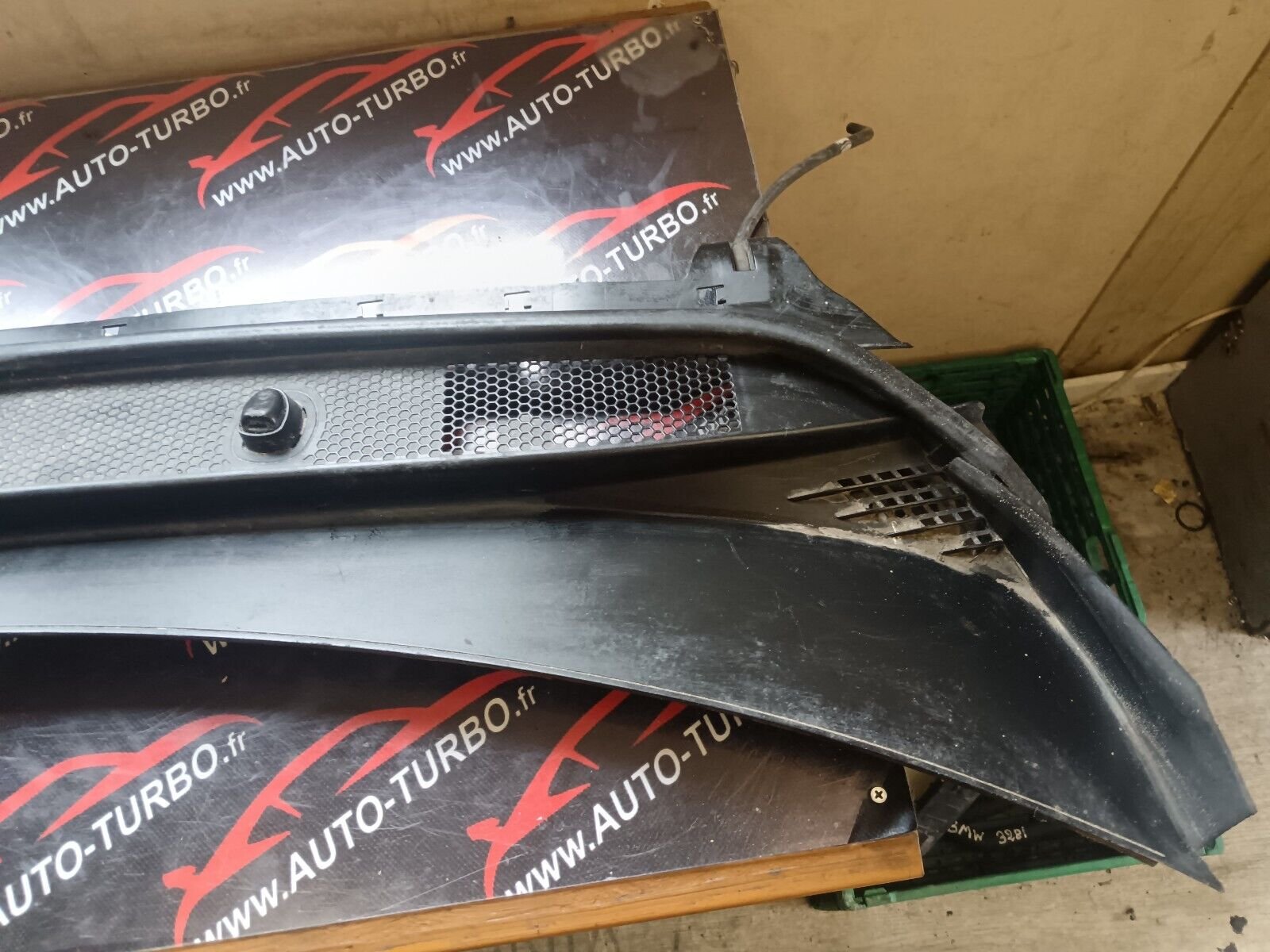 BAIE DE PARE BRISE PEUGEOT 308SW PHASE II REFERENCE: 98008282