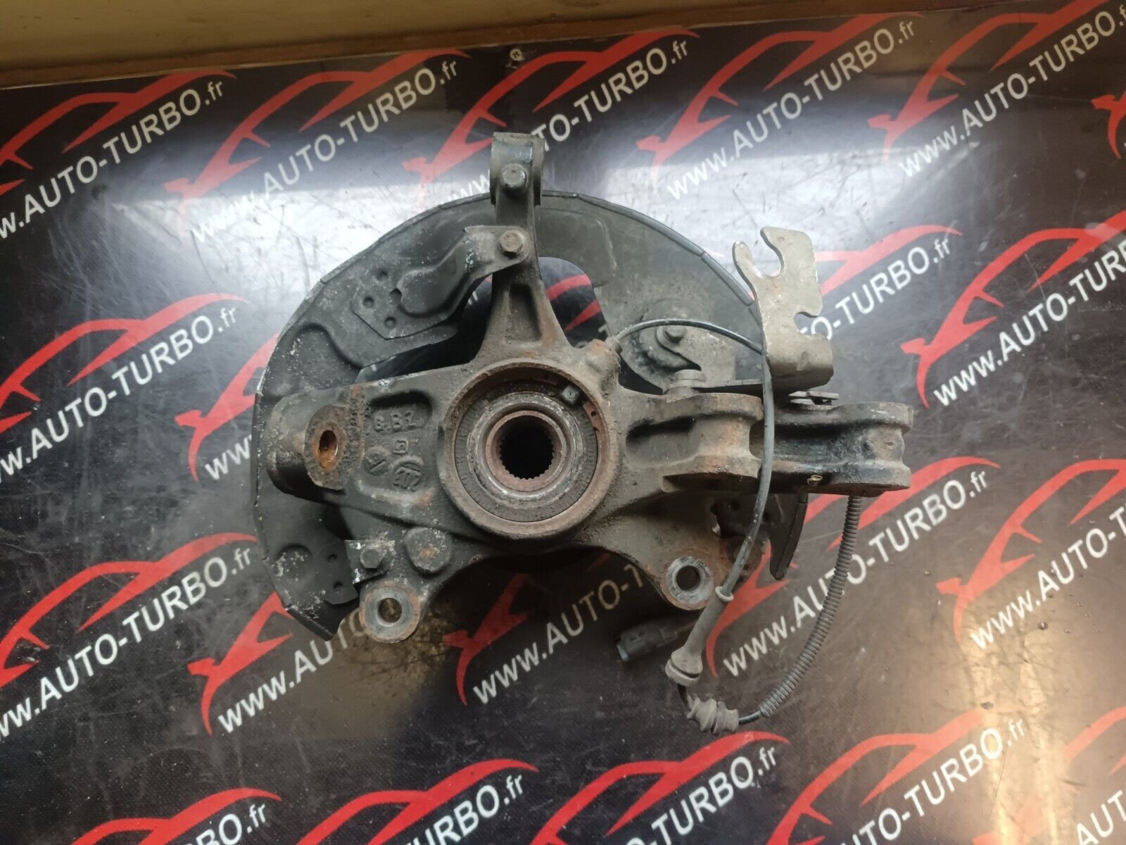 FUSEE ROULEMENT  AVANT GAUCHE PEUGEOT 308II