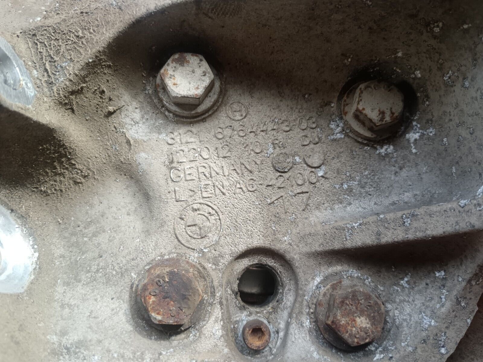 FUSEE DE ROUE AVANT GAUCHE BMW SERIE 1 E87 120i 150CH REFERENCE: 6764443