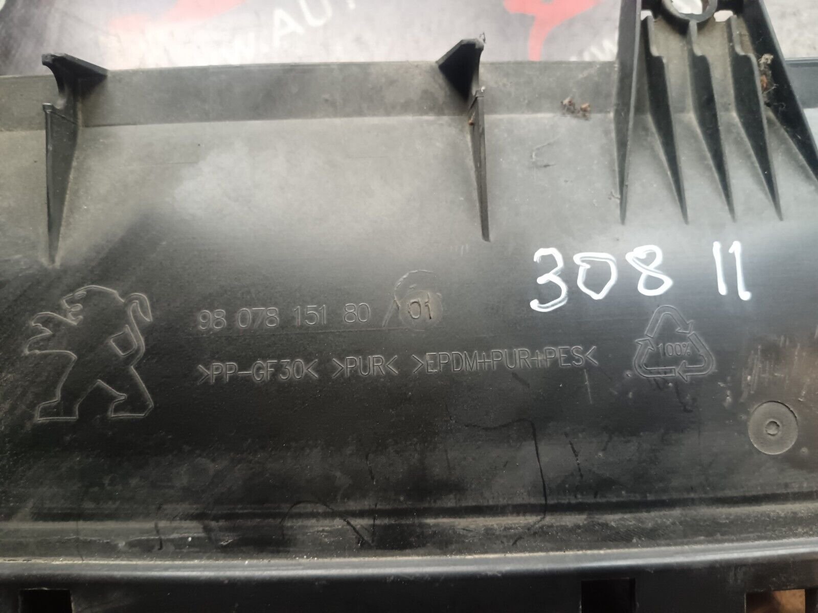 GARNITURE ESSUI GLACE PEUGEOT 308II REFERENCE: 9807815180