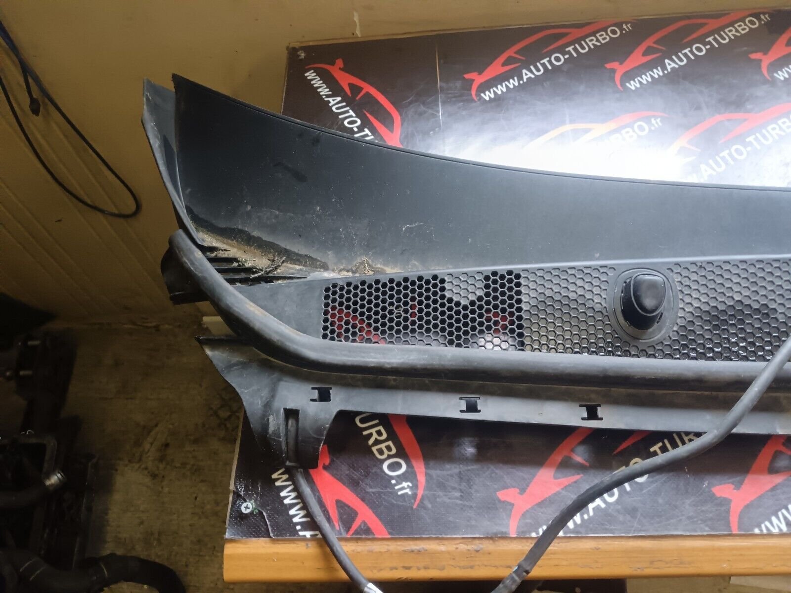 BAIE DE PARE BRISE PEUGEOT 308 II REFERENCE: 98057172