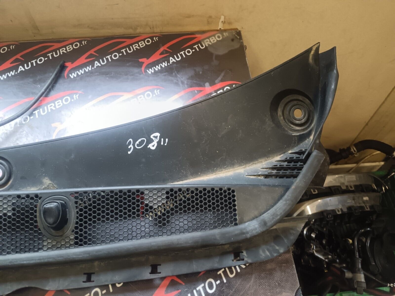 BAIE DE PARE BRISE PEUGEOT 308 II REFERENCE: 98057172