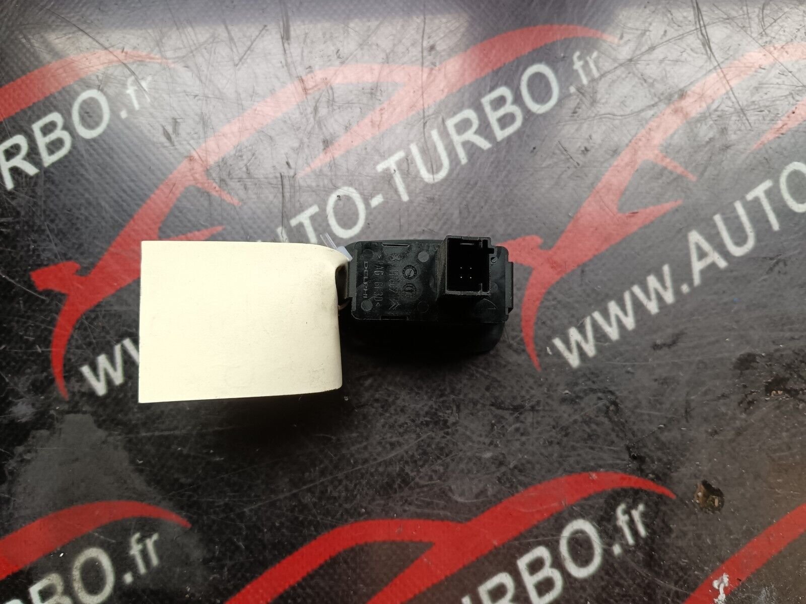BOUTON LEVE VITRE ARRIERE GAUCHE CITROEN C4 PICASSO REFERENCE: 96639378