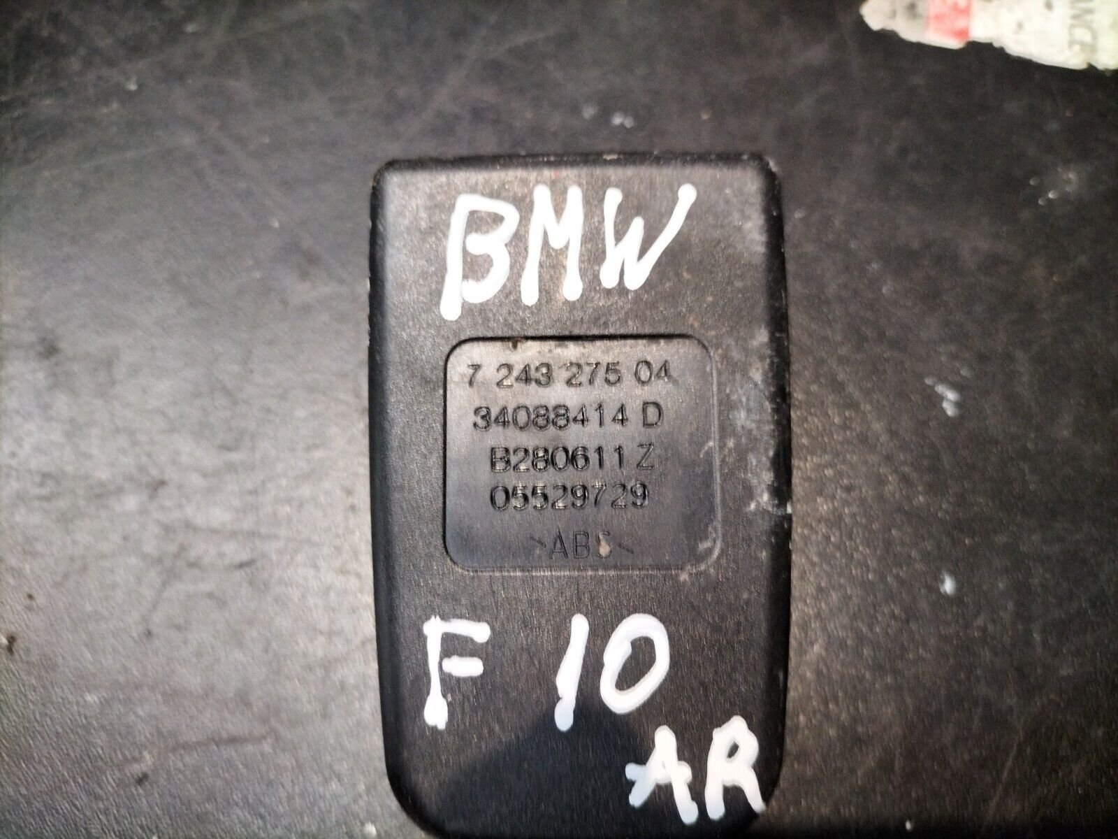 BOUCLE DE CEINTURE SECURITE ARRIERE CENTRE BMW F10 724327504