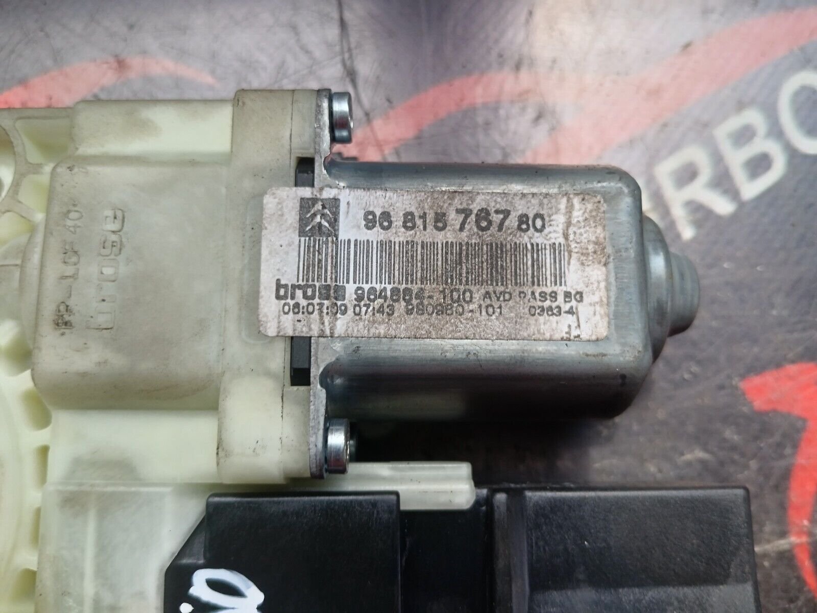 MOTEUR LEVE VITRE AVANT DROIT PRINCIPAL CITROEN C4 1.6VTI COUPE REF: 9681576780