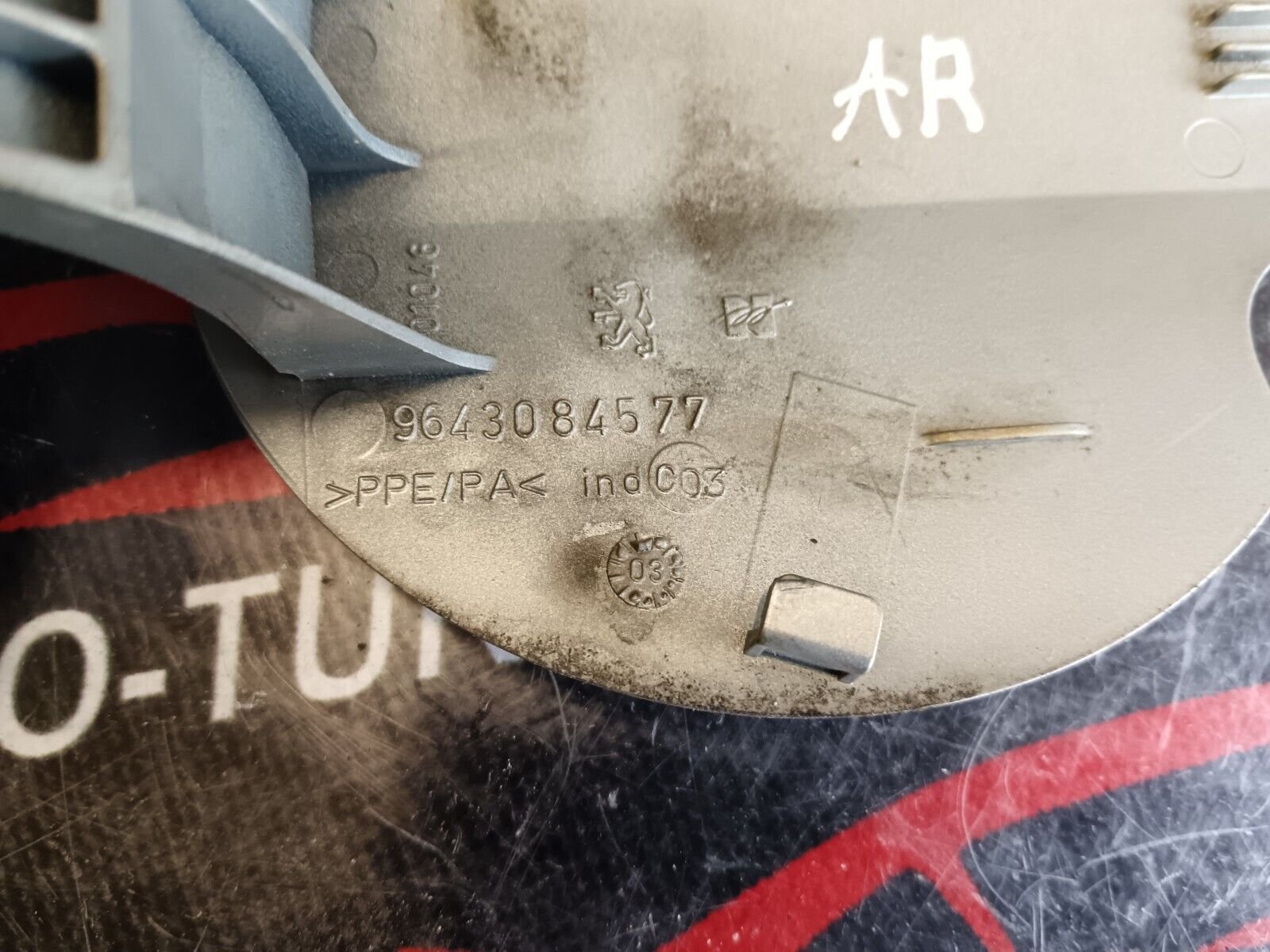 VOLET DE  TRAPPE CARBURANT PEUGEOT 307cc REFERENCE: 9643084577