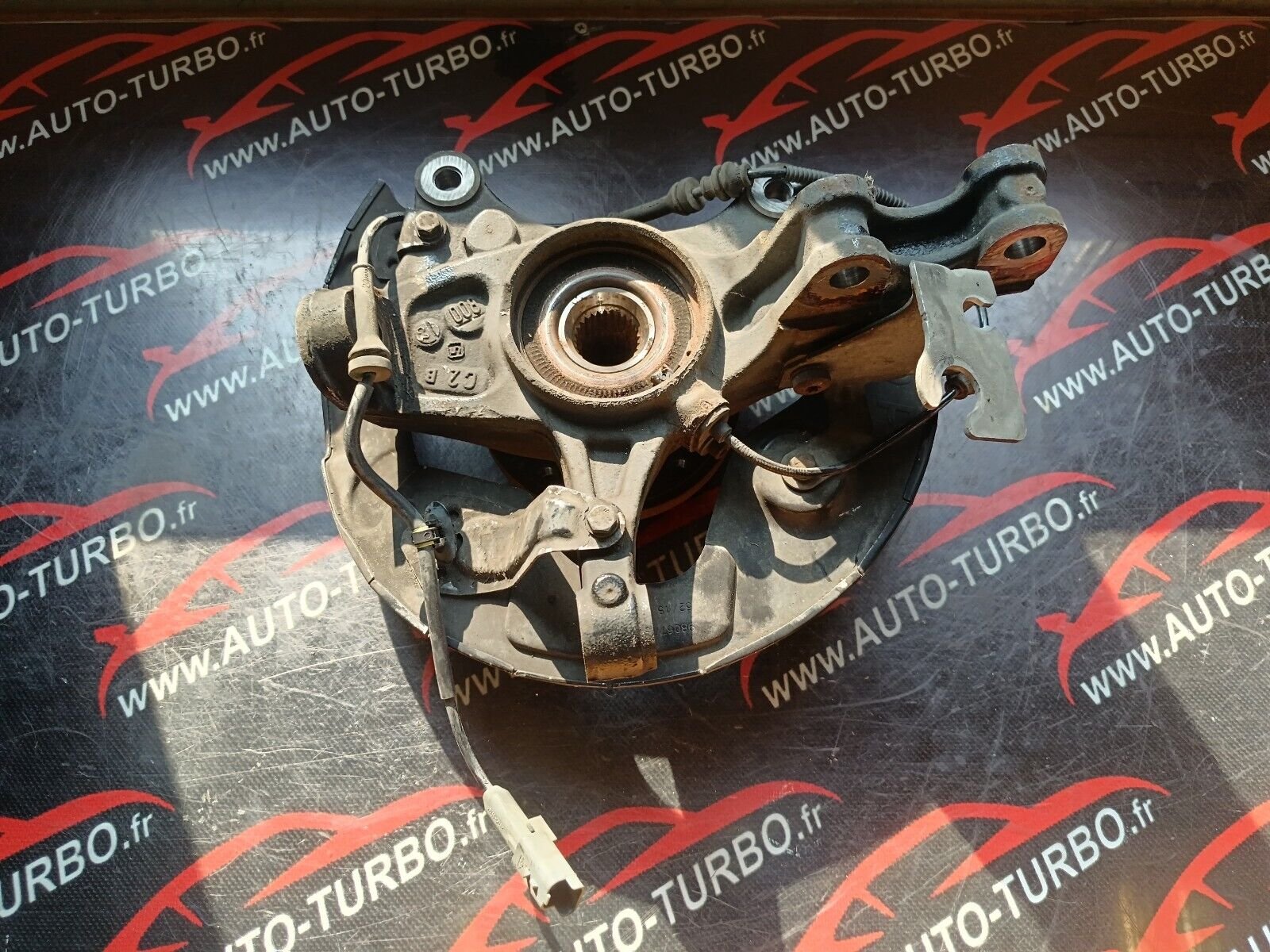 FUSEE AVANT DROIT PEUGEOT 308II REFERENCE: 9806779480