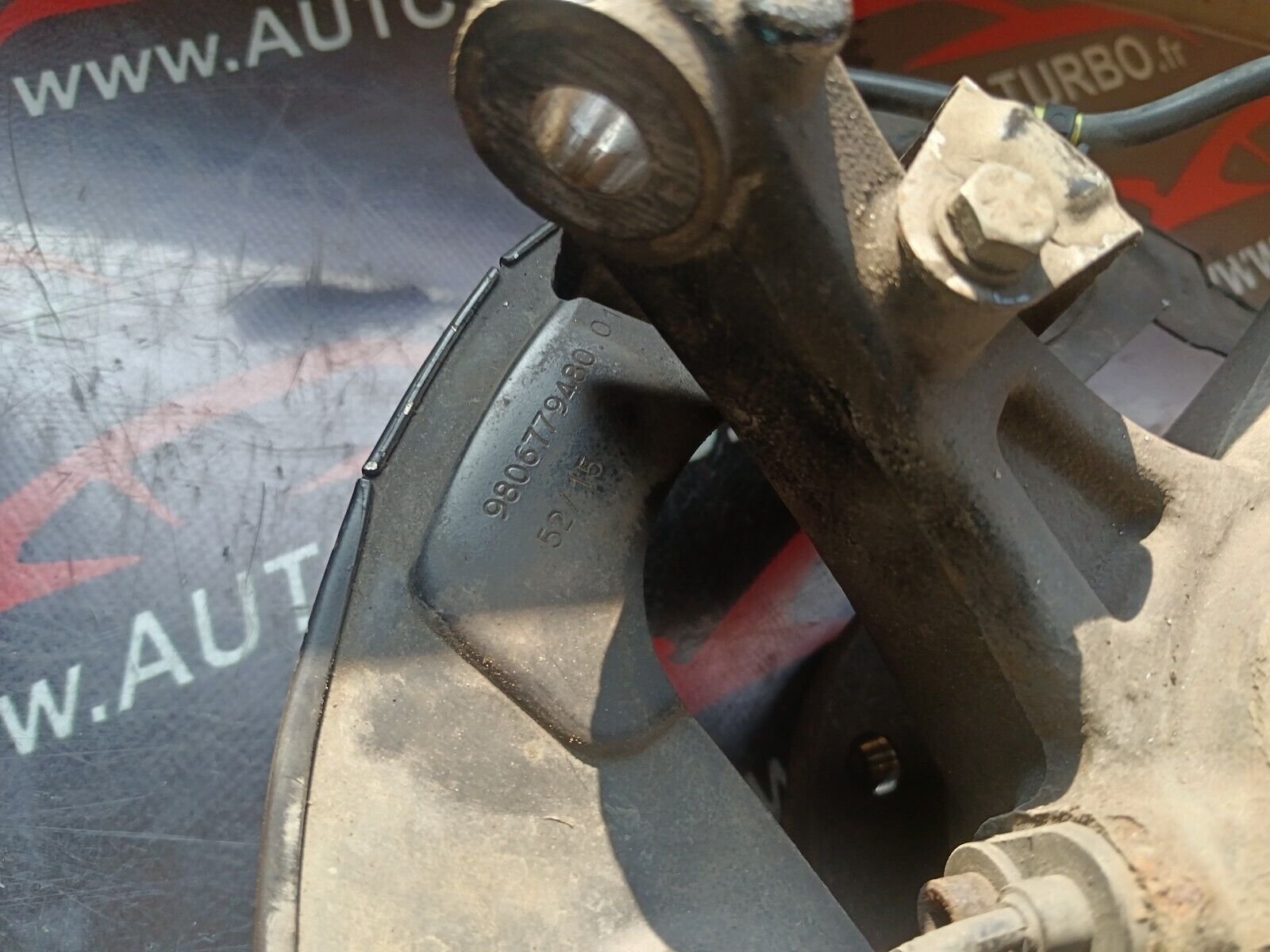 FUSEE AVANT DROIT PEUGEOT 308II REFERENCE: 9806779480