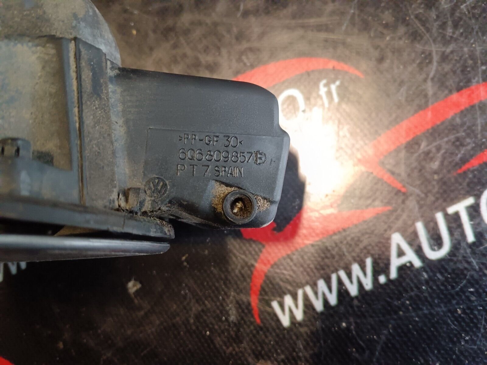 VOLET DE  TRAPPE CARBURANT VOLKSWAGEN POLO REFERENCE: 6Q6809857