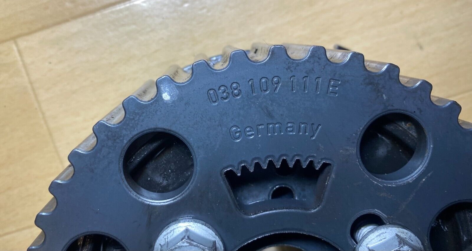 038109111E poulie d arbre à cames pour AUDI SEAT VW SKODA  2.0 TDI