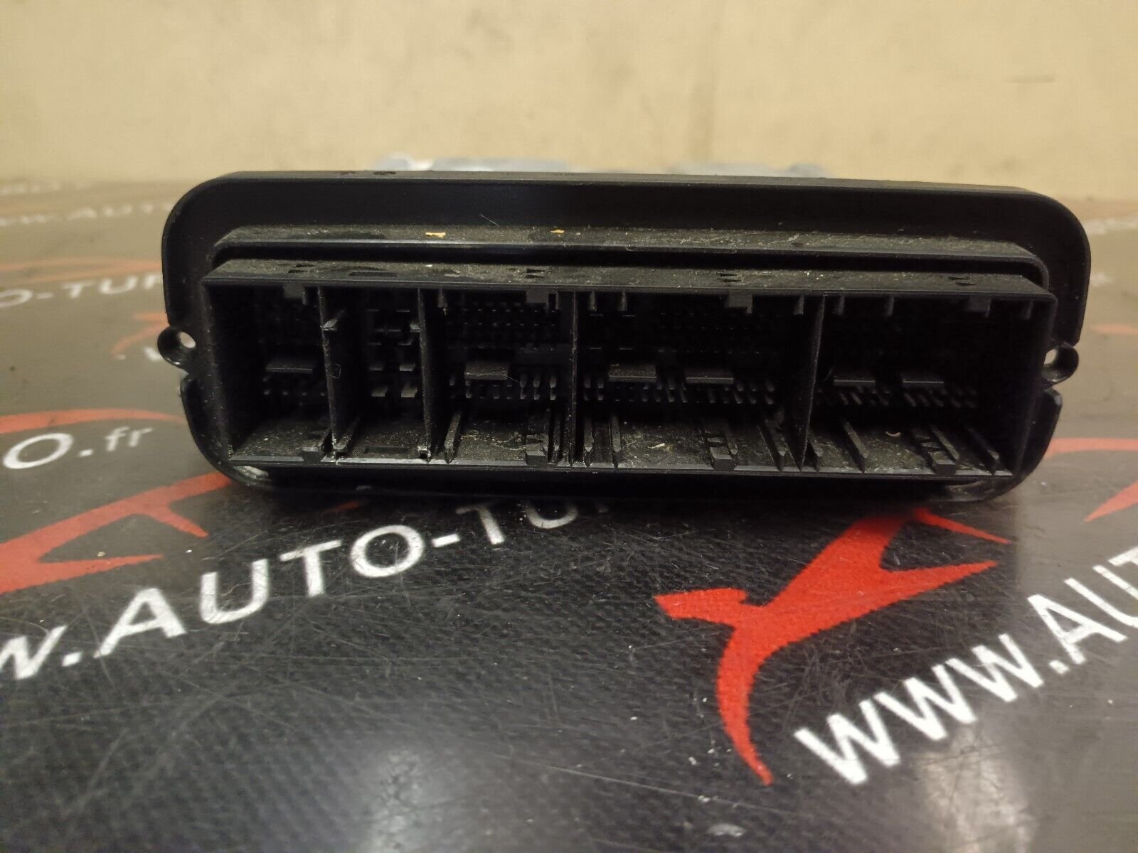 CALCULATEUR MOTEUR ECU BMW 520 F10 REFERENCE: 8513242