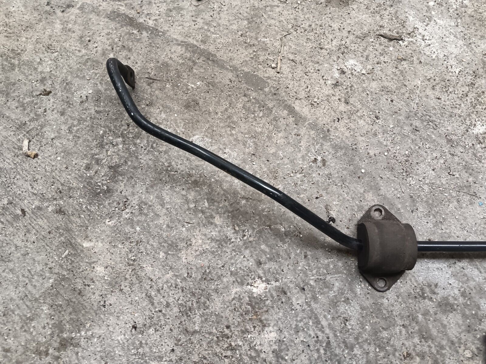 BARRE STABILISATRICE ARRIERE BMW SERIE 1 REFERENCE: 67215741