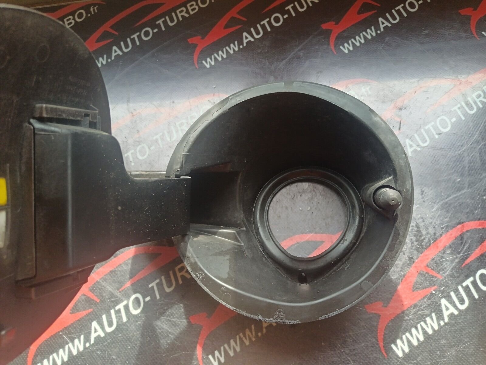 VOLET DE TRAPPE CARBURANT PEUGEOT 2008 1.6HDI 110CH  REFERENCE: 9677638880