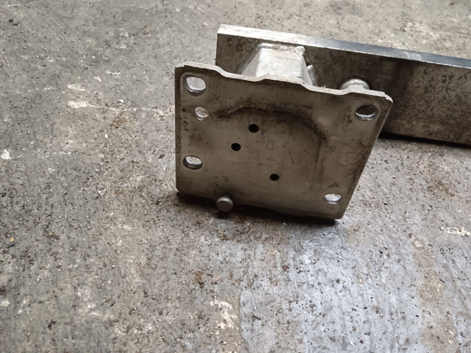 RENFORT PARE CHOC AVANT (TRAVERS) PEUGEOT 307 REFERENCE: 7106F1