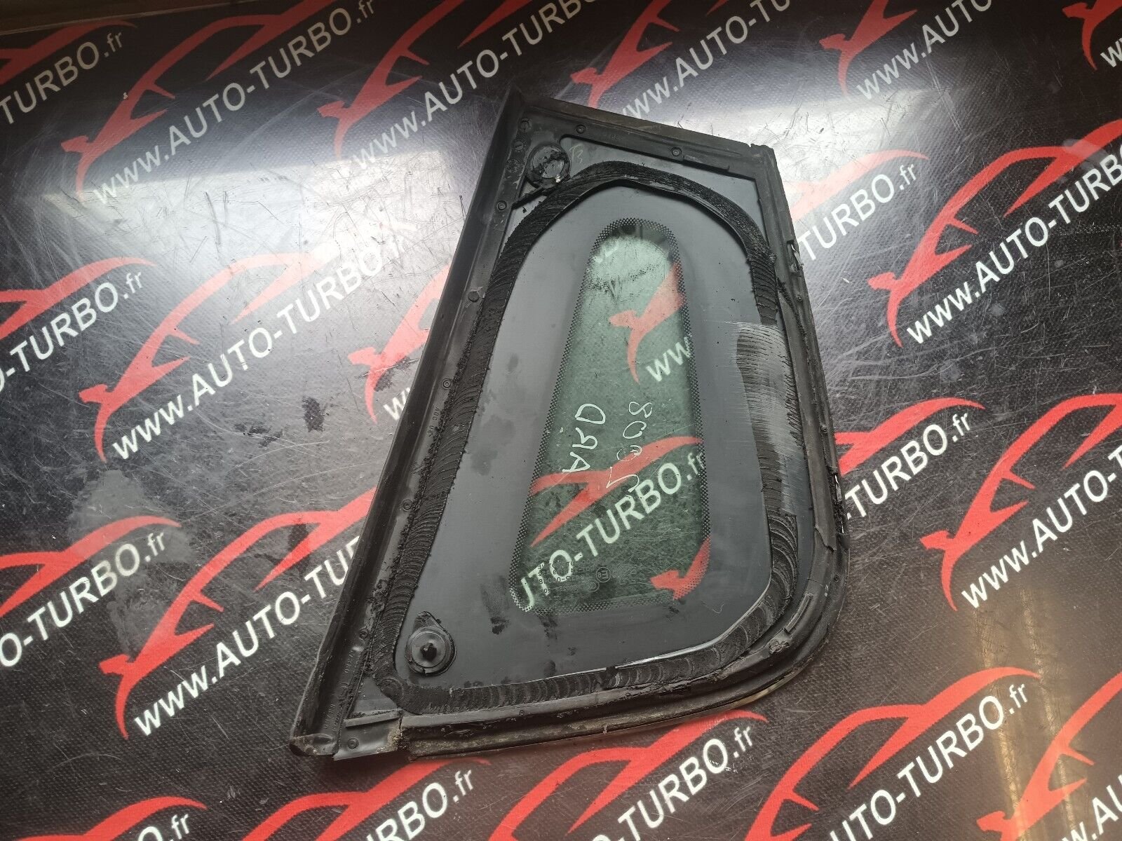 VITRE FIXE ARRIERE DROIT PEUGEOT 2008 1.6HDI 110CH  REFERENCE: E000255
