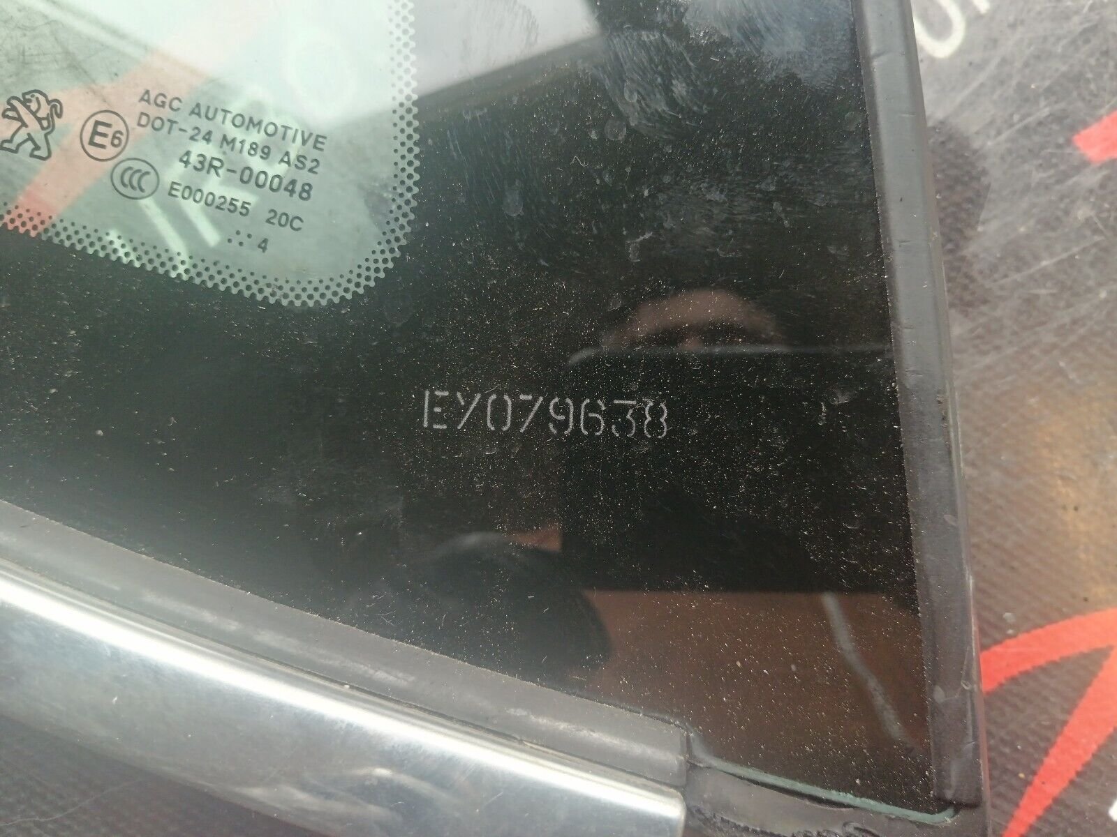 VITRE FIXE ARRIERE DROIT PEUGEOT 2008 1.6HDI 110CH  REFERENCE: E000255