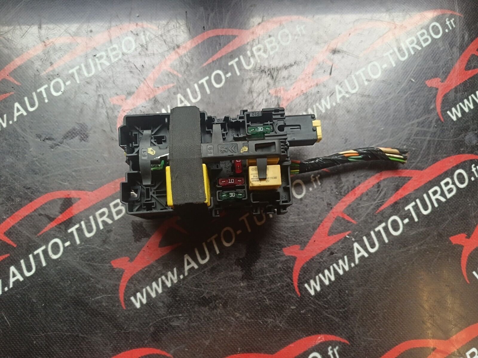 BOITES A FUSIBLES PEUGEOT 2008 1.6HDI 110CH  REFERENCE: 9806192580