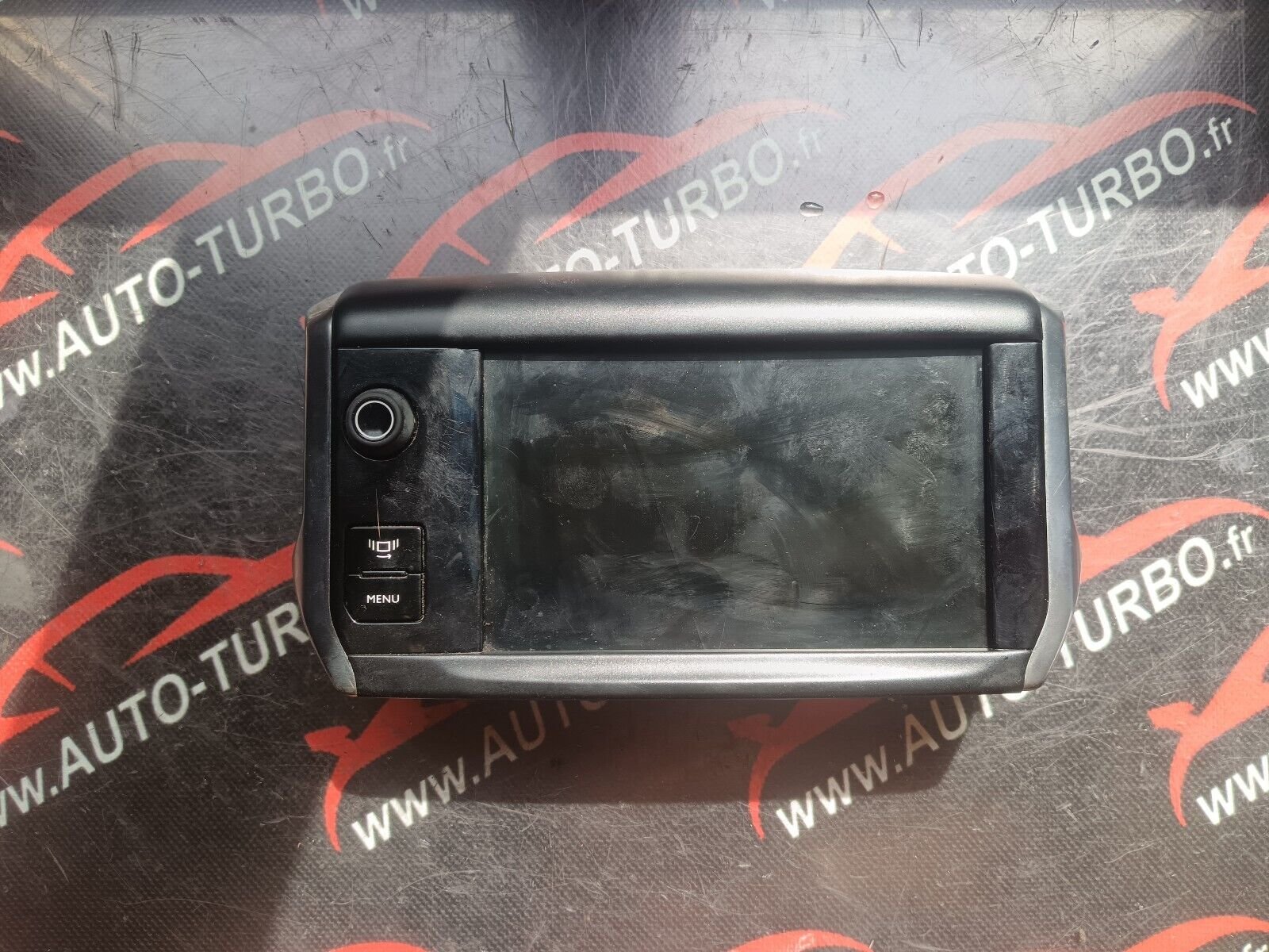 ECRAN TACTILE UN PETIT PEU  (FISSURE) AU MILIEU EN BAS PEUGEOT 2008 1.6HDI 110CH