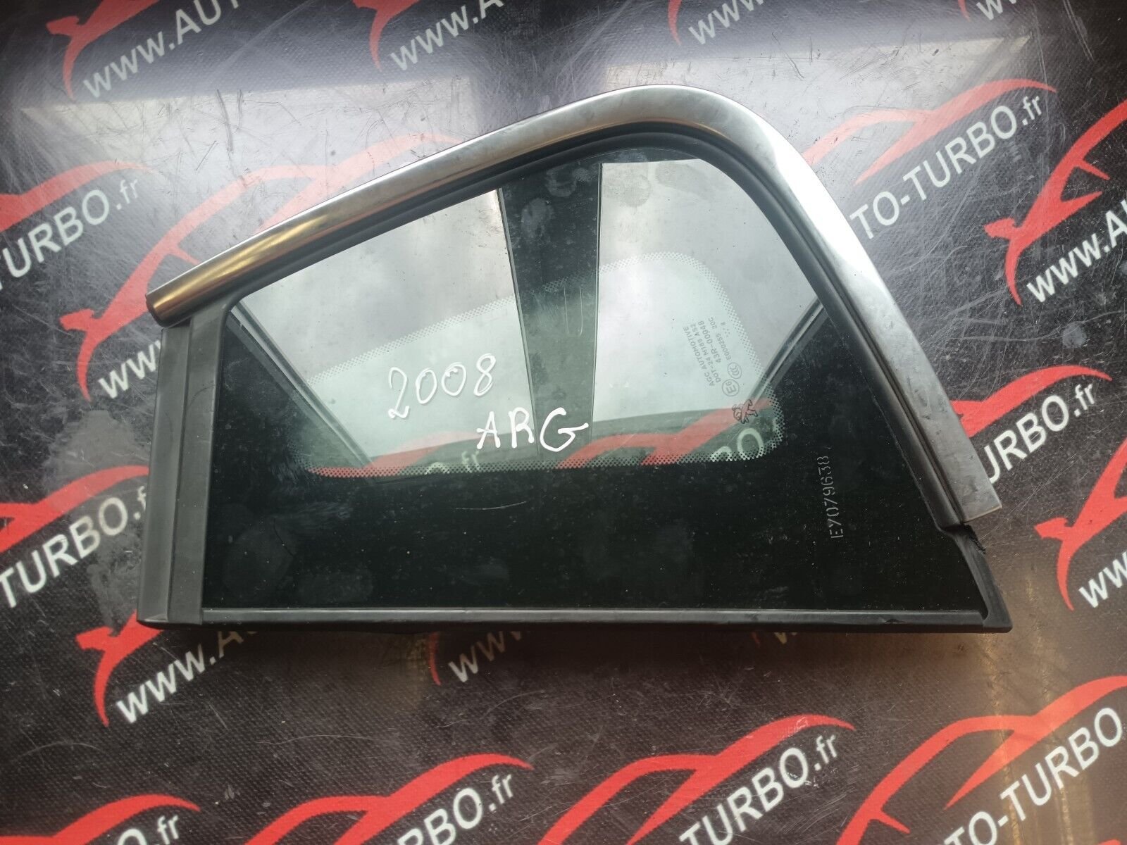 VITRE FIXE ARRIERE GAUCHE PEUGEOT 2008 1.6HDI 110CH  REFERENCE: E000255