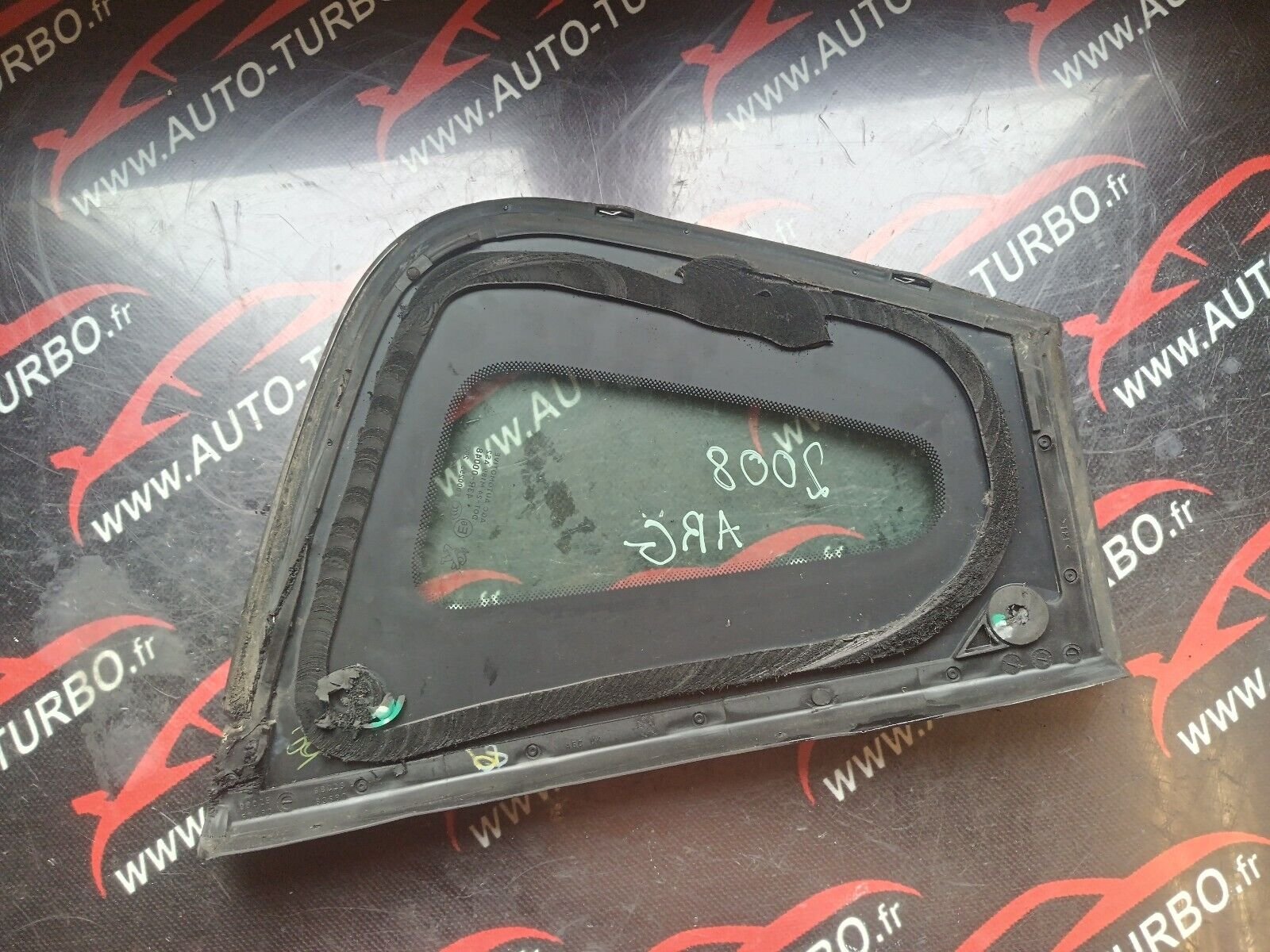 VITRE FIXE ARRIERE GAUCHE PEUGEOT 2008 1.6HDI 110CH  REFERENCE: E000255