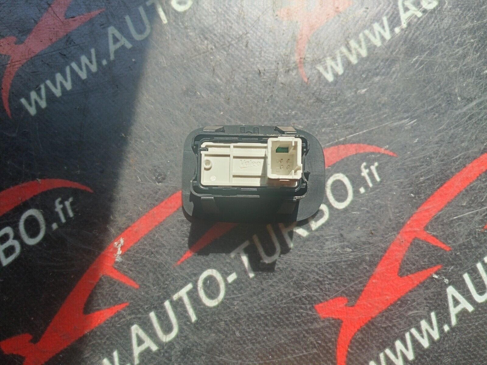 INTERRUPTEUR DE LEVE VITRE ARG PEUGEOT 2008 1.6HDI 110CH REFERENCE: 96751119ZD