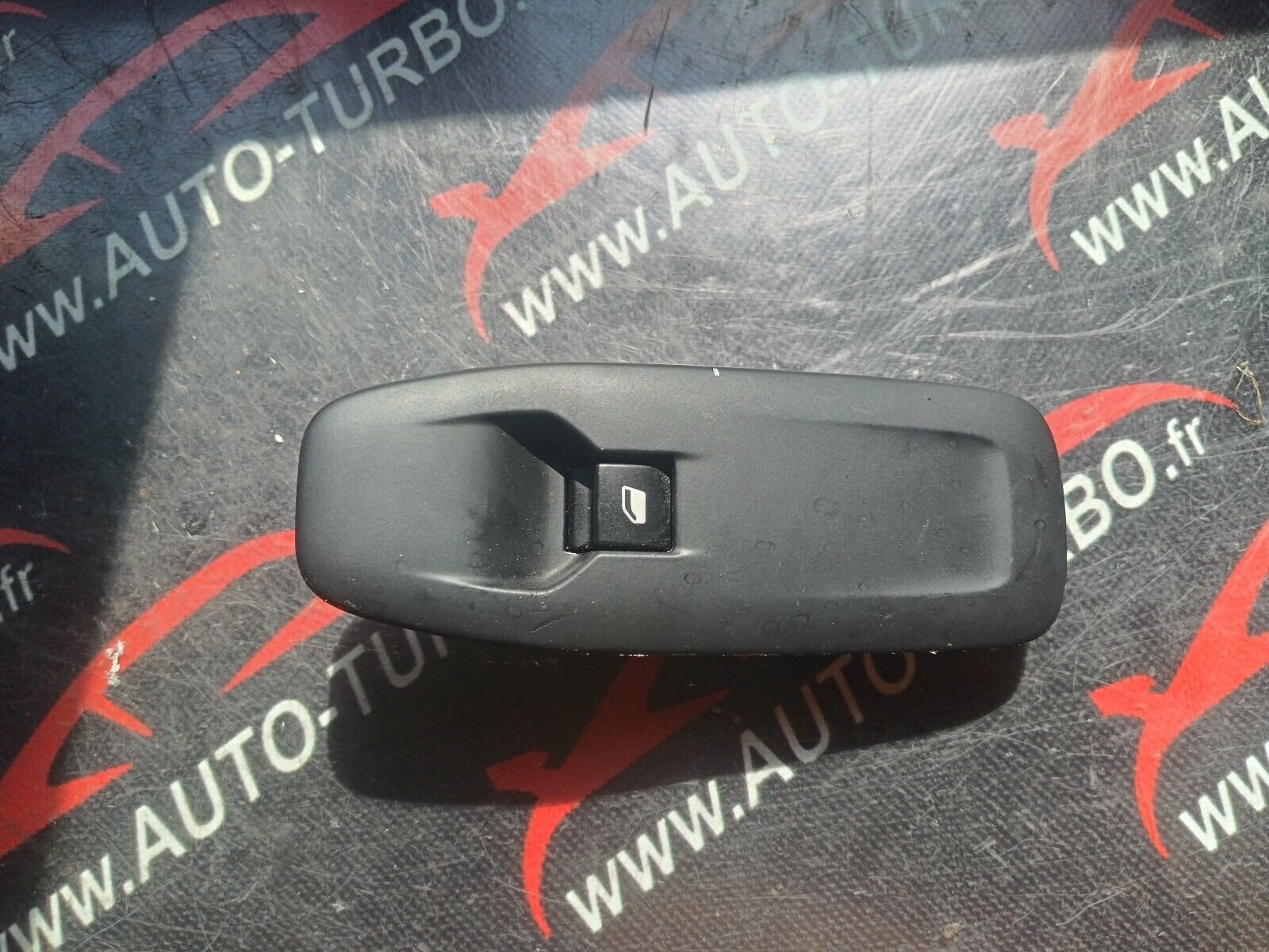 INTERRUPTEUR DE LEVE VITRE AVD PEUGEOT 2008 1.6HDI 110CH REFERENCE: 96751115ZD