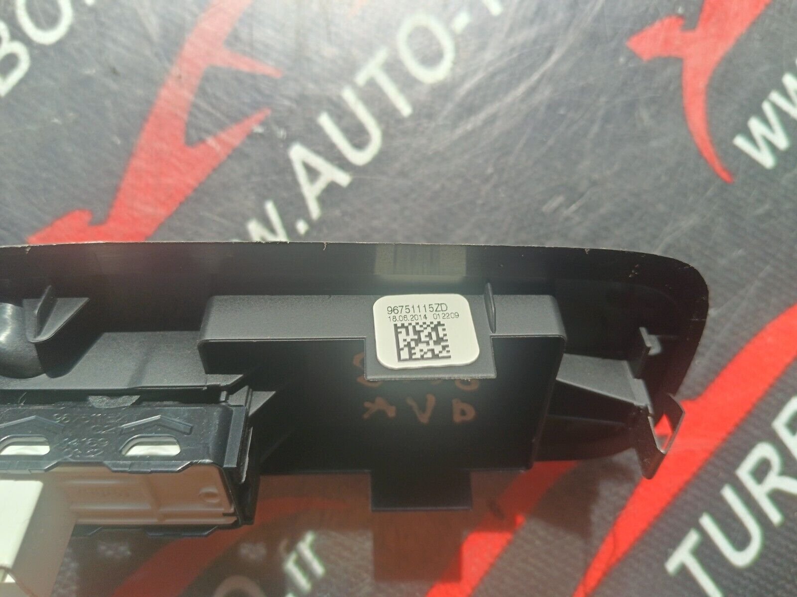 INTERRUPTEUR DE LEVE VITRE AVD PEUGEOT 2008 1.6HDI 110CH REFERENCE: 96751115ZD