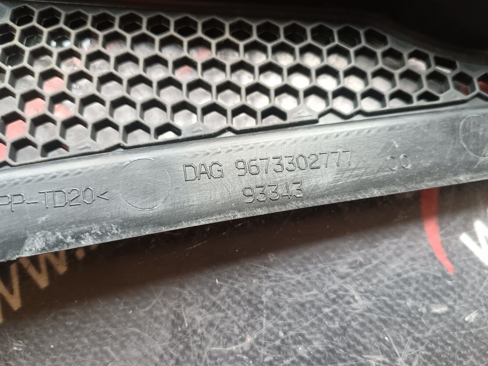 BAIE DE PARE BRIS DROIT PEUGEOT 2008 1.6HDI 110CH REFERENCE: 9673302777