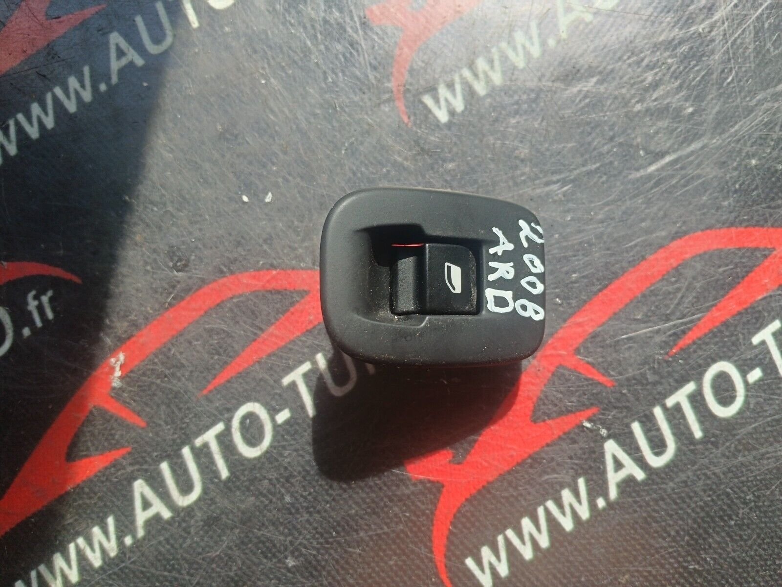 INTERRUPTEUR DE LEVE VITRE ARD PEUGEOT 2008 1.6HDI 110CH REFERENCE: 96751119ZD