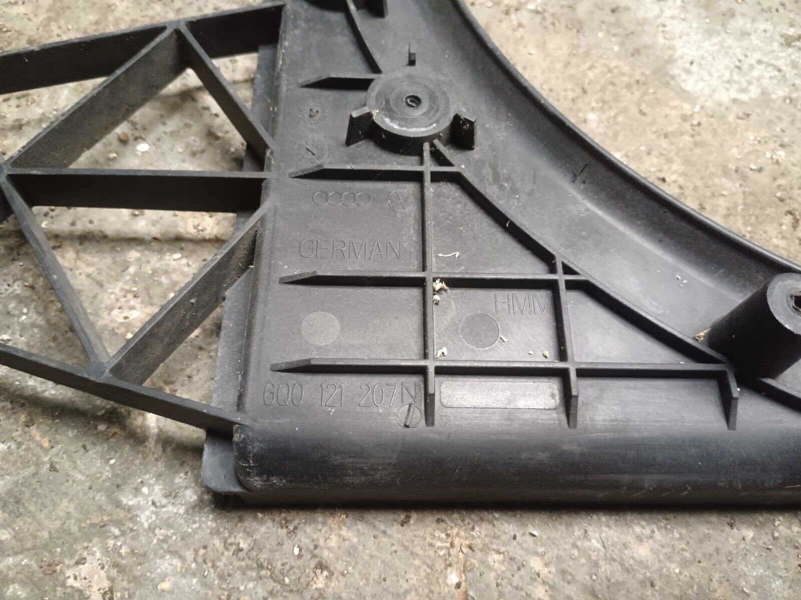 SUPPORT VENTILATEUR VOLKSWAGEN POLO IV REFERENCE: 6Q0121207