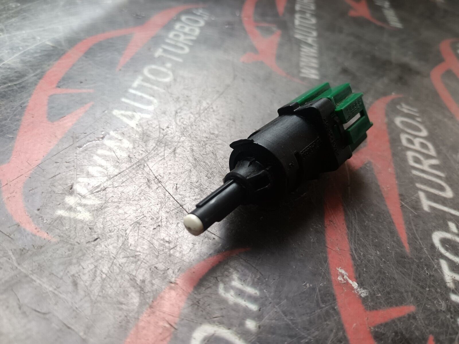 CONTACTEUR FEU STOP PEUGEOT 2008 1.6HDI 110CH REFERENCE: 9670430580