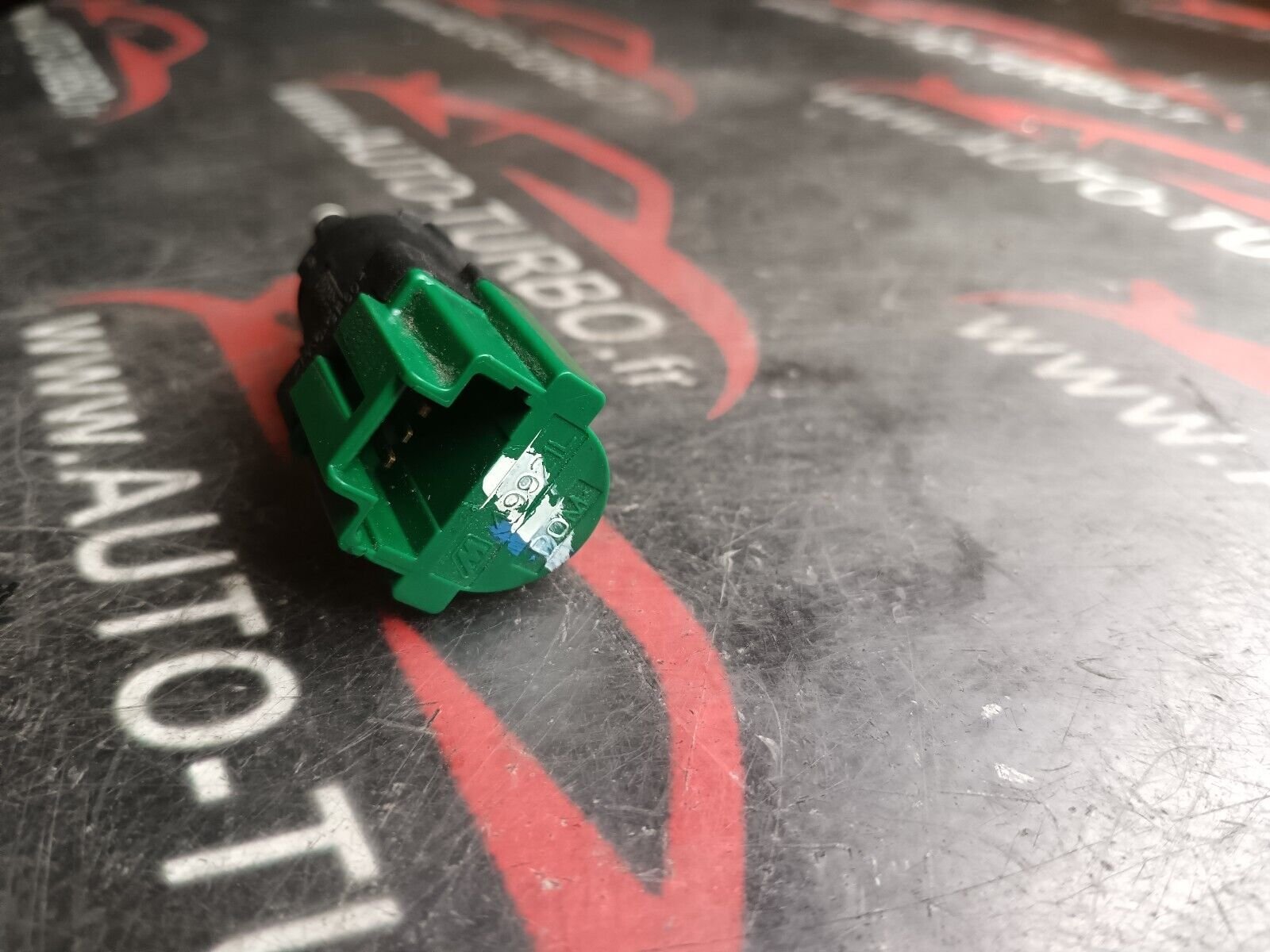 CONTACTEUR FEU STOP PEUGEOT 2008 1.6HDI 110CH REFERENCE: 9670430580