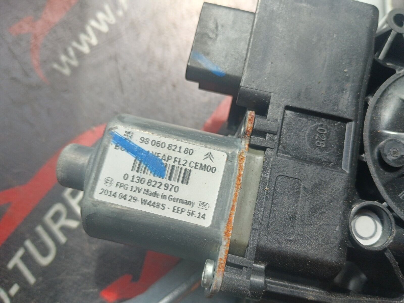 MECHANISME + MOTEUR LEVE VITRE ARD PEUGEOT 2008 REFERENCE: 9806082180