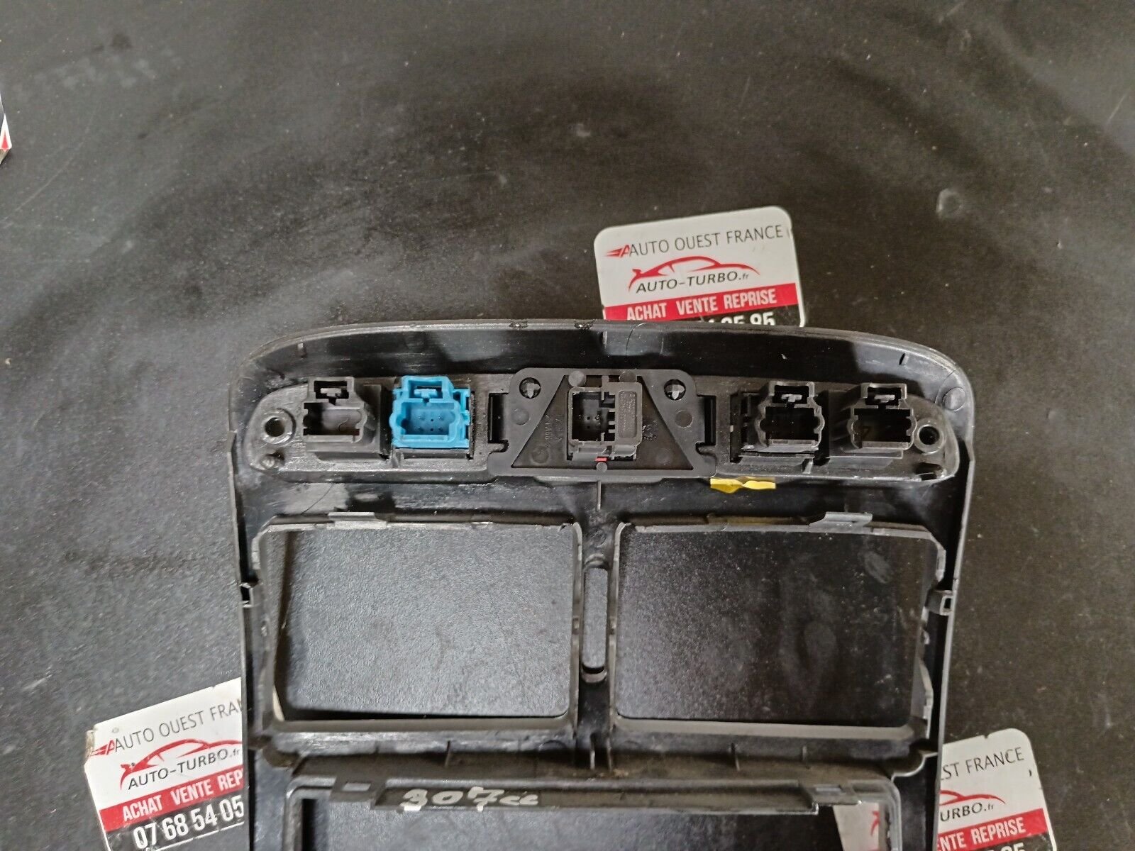 CONTOUR CENTRAL GRILLE D'AERATION PEUGEOT 307cc 2.0L REFERENCE: 9634505077