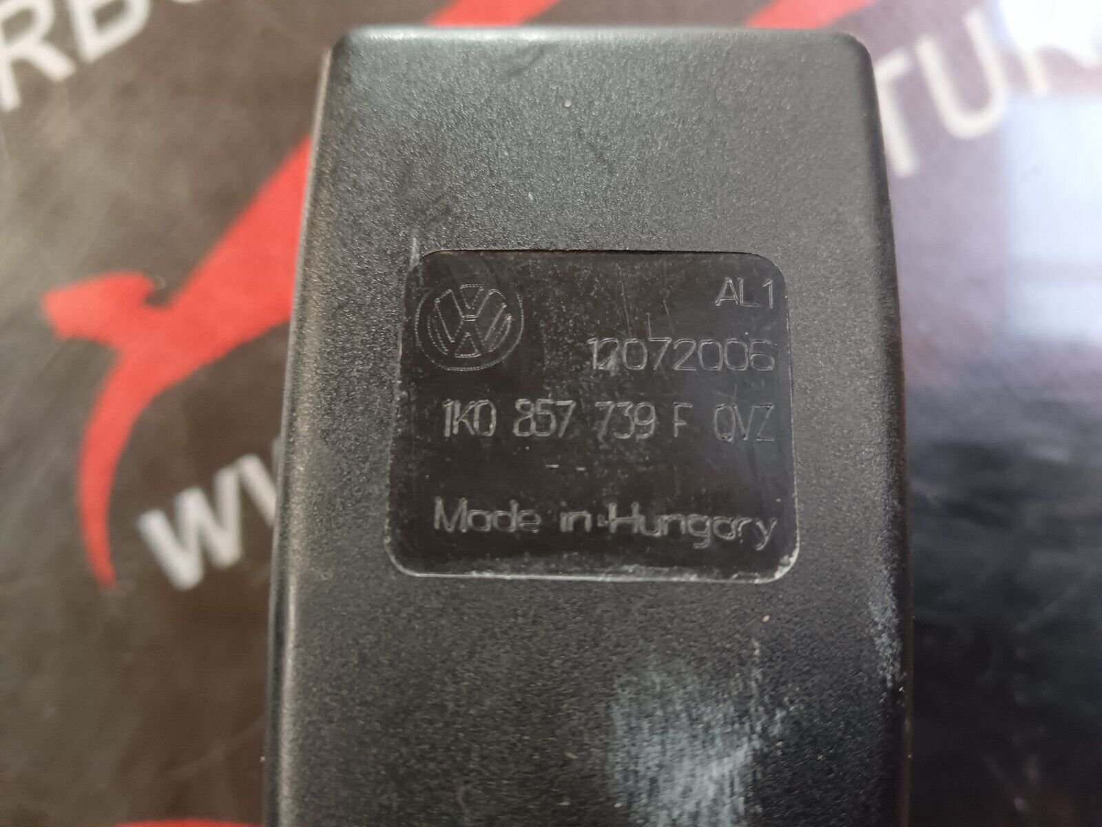 ATTACHE CEINTURE CENTRALE VOLKSWAGEN GOLF V REFERENCE: 1K0857739