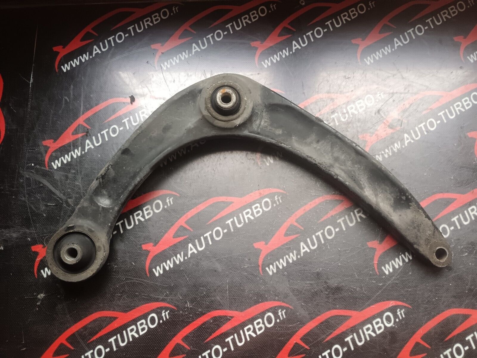 BRAS DE SUSPENSION GAUCHE CITROEN C4 1.6VTI 90CH COUPE REFERENCE: 557452