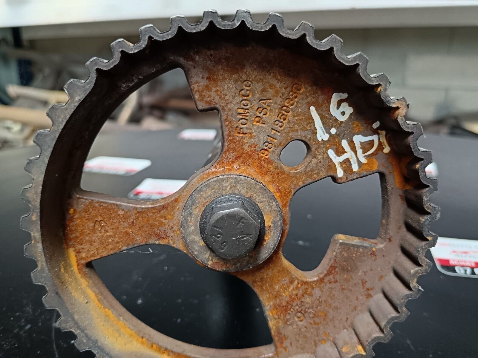 ARBRE A CAME AVEC POULIE PSA 1.6HDI REFERENCE: 9811850880