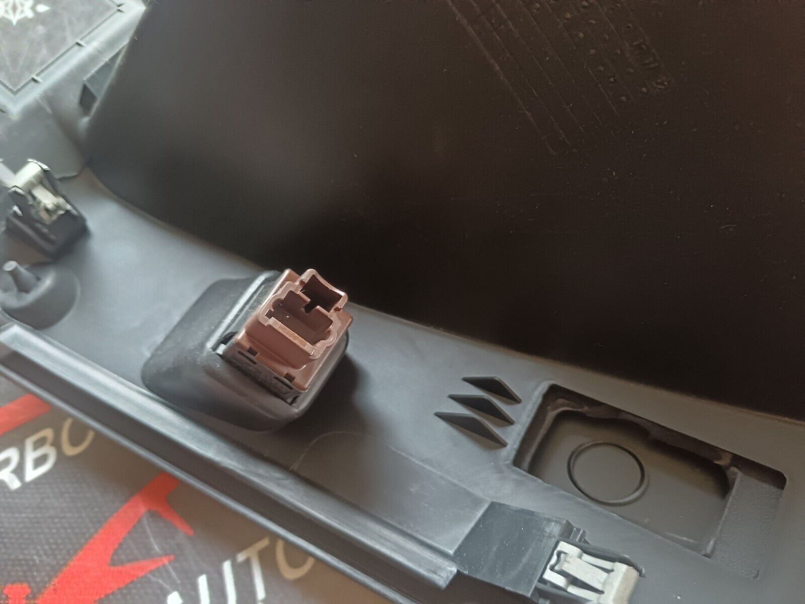 BOIT A GANTS PEUGEOT 2008 1.6HDI 110CH REFERENCE: 9673811277