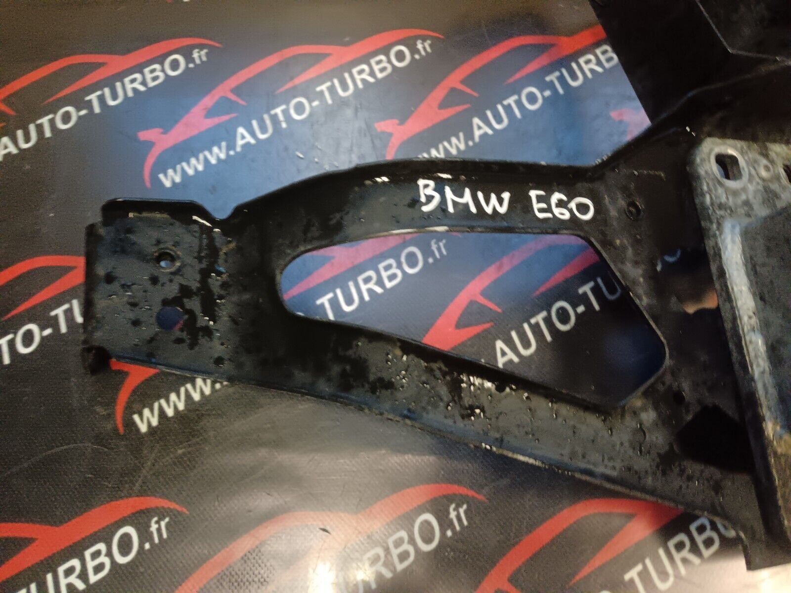 SUPPORT PHARES DROIT BMW 525 E60 REFERENCE: 7163484