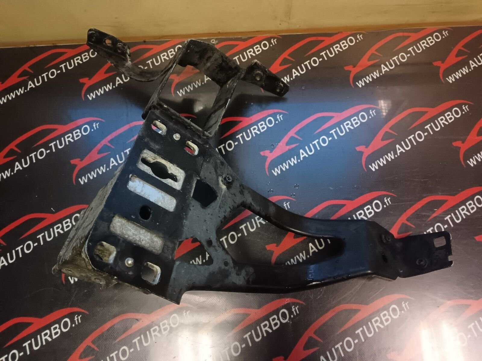 SUPPORT PHARES DROIT BMW 525 E60 REFERENCE: 7163484