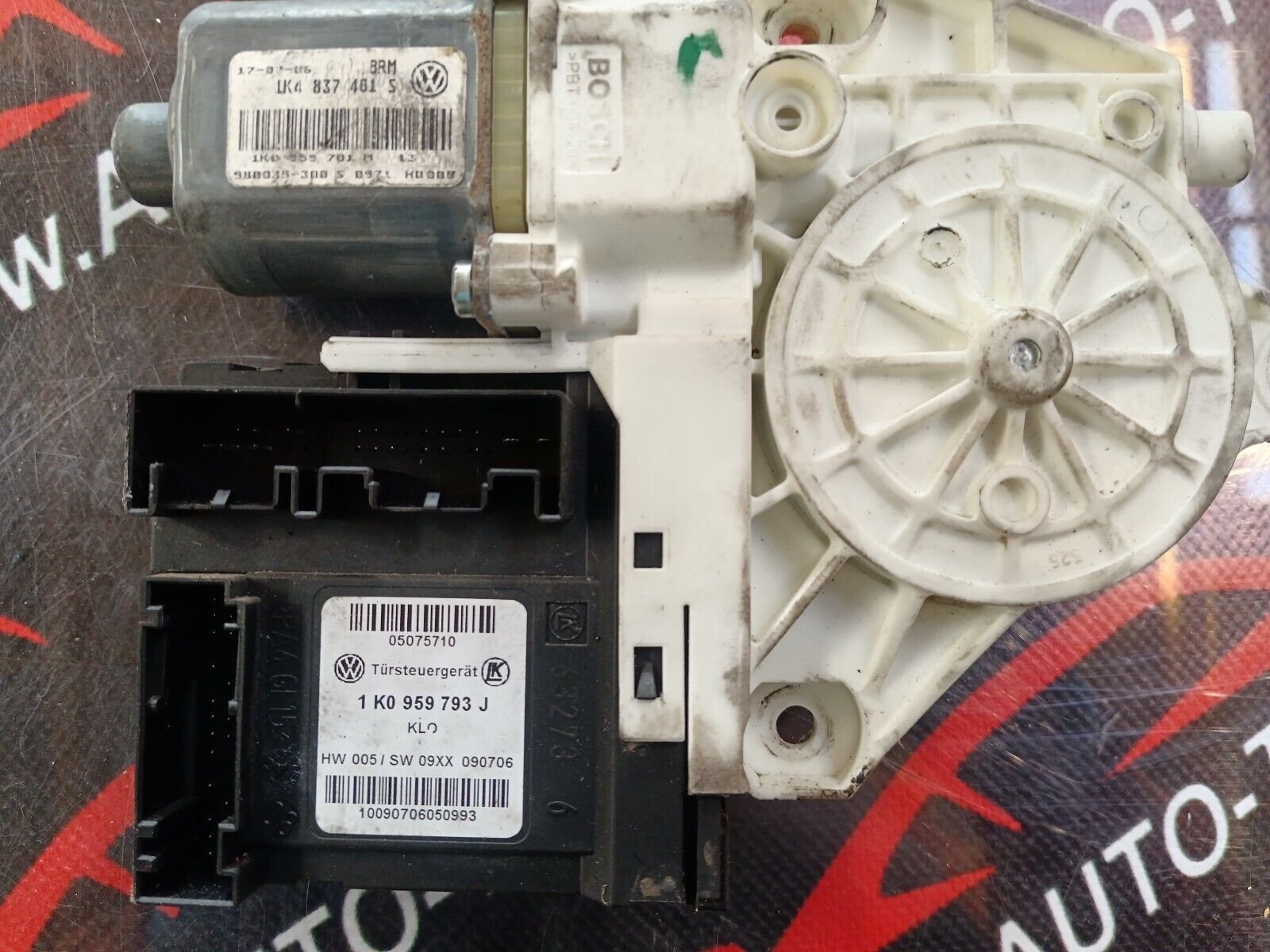 MOTEUR LEVE VITRE AVANT GAUCHE VOLKSWAGEN GOLF V REFERENCE: 1K0959793J