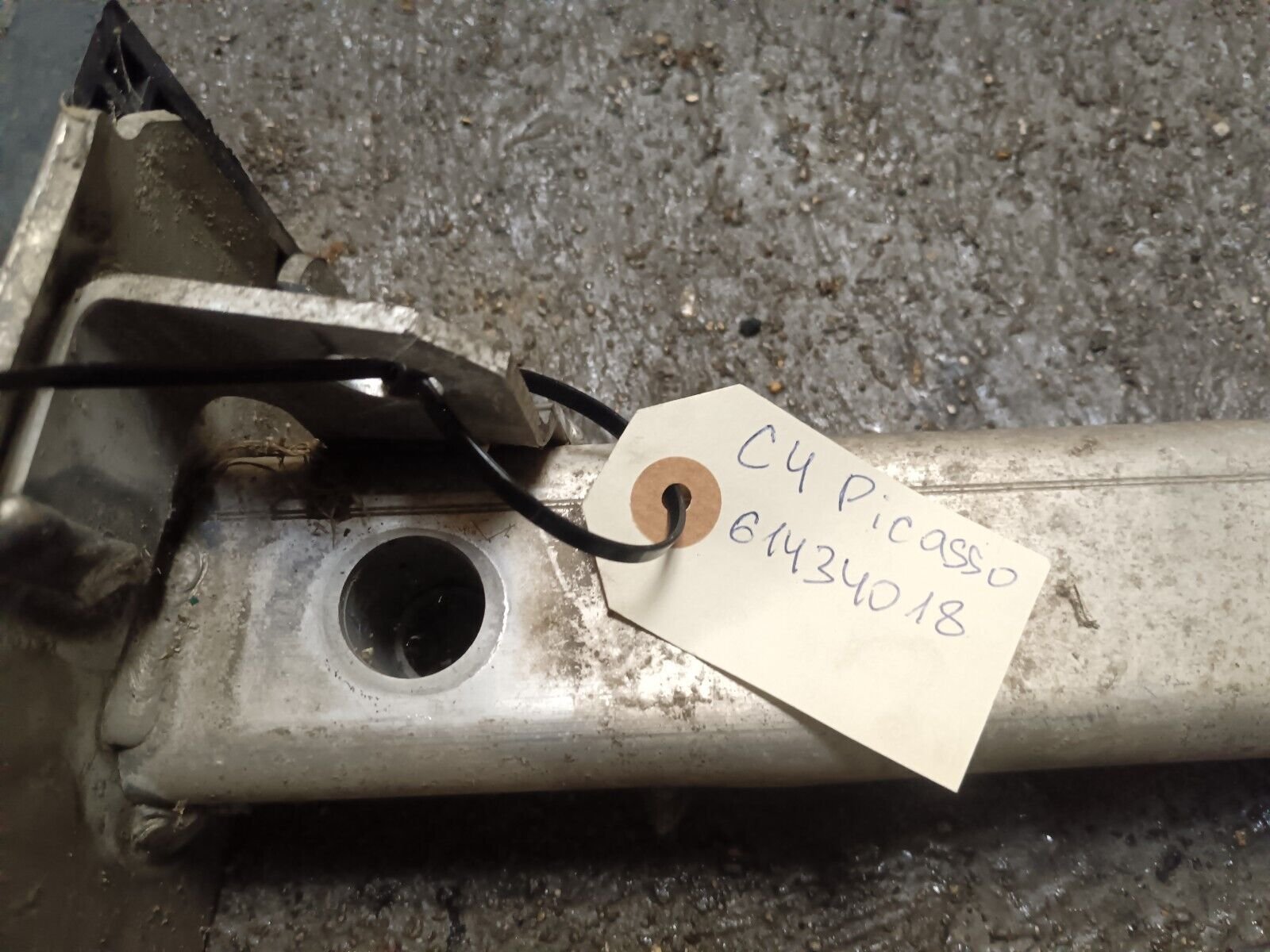 DEMI BERCEAU  CITROEN C4 PICASSO REFERENCE: 61434018