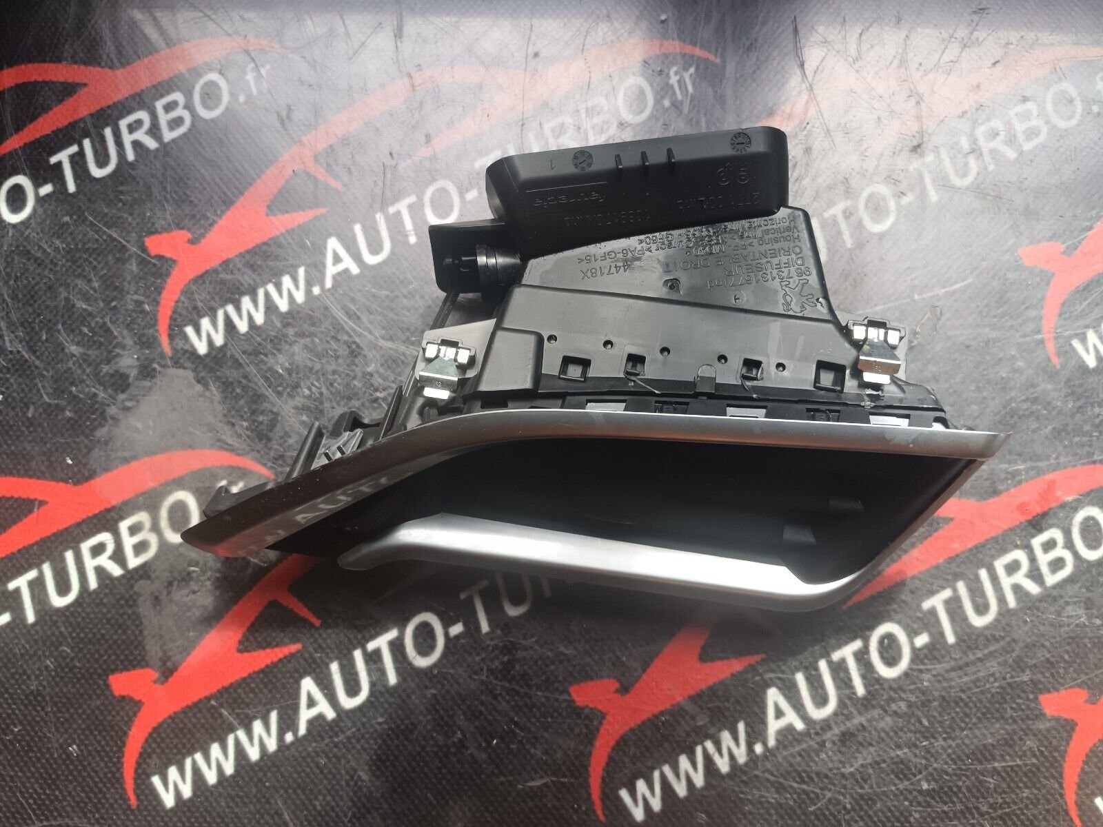 AERATEUR TABLEAU AVANT DROIT PEUGEOT 2008 1.6HDI 110CH REFERENCE: 9673131677