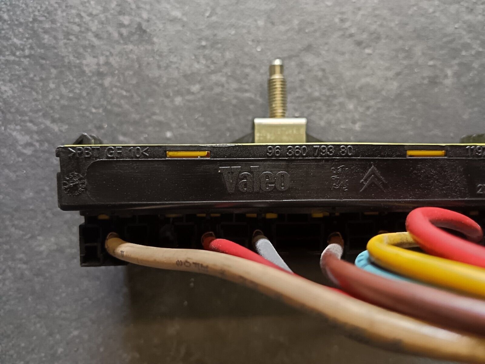 BOITIER FUSIBLES PSA 1.6HDI 90CH CITROEN C4 REFERENCE: 9636079380