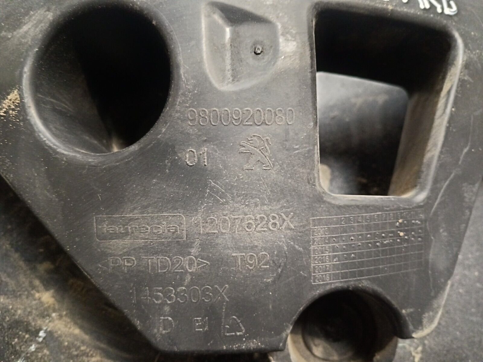 SUPPORT PARE CHOC ARRIERE DROIT PEUGEOT 308SW 2 REFERENCE: 9800920080