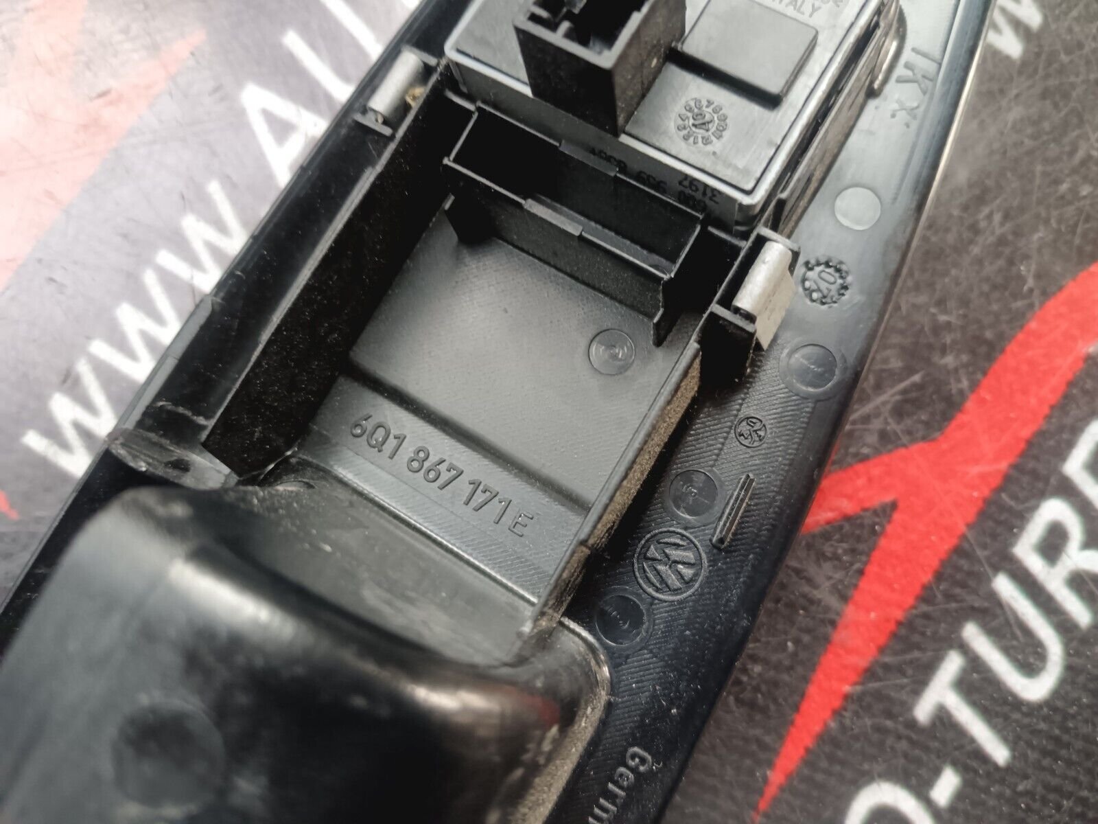 COMMANDE LEVE VITRES AVANT GAUCHE VOLKSWAGEN POLO 4 REFERENCE: 6Q1867171