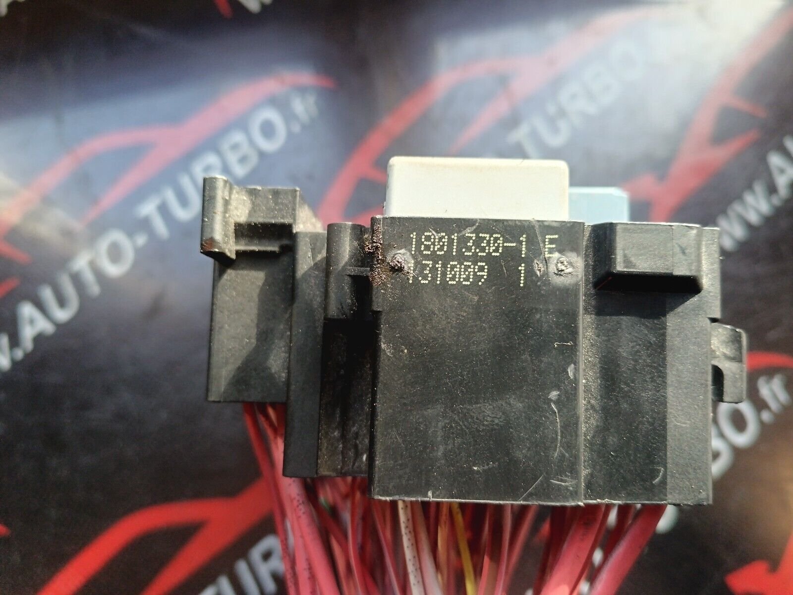 BOITIER A FUSIBLES RENAULT MEGANE 3 SCENIC 3 REFERENCE: 1801330